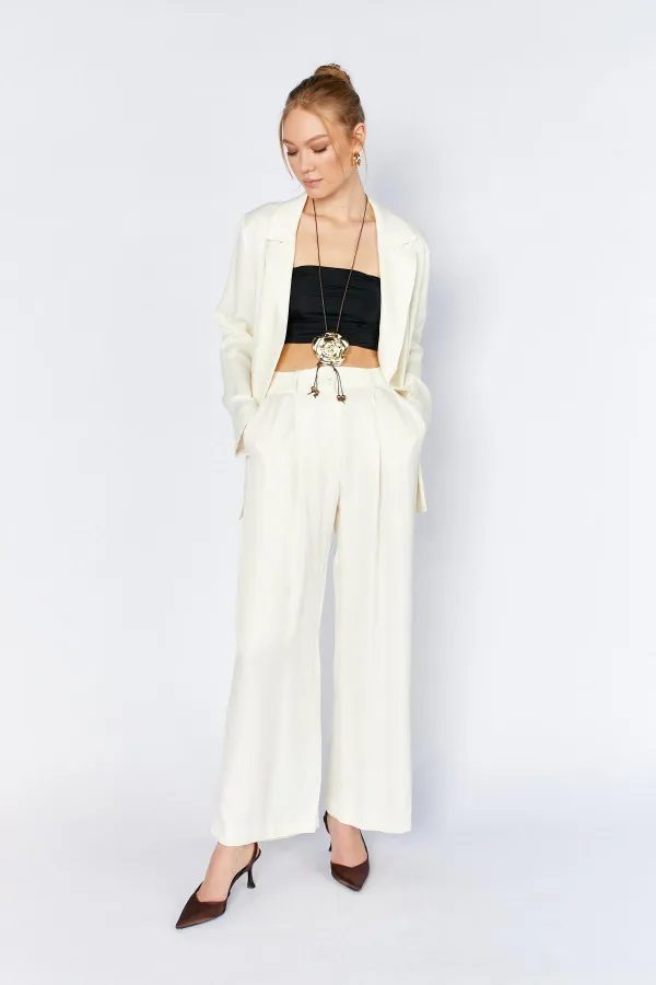 Veste en satin crème et or pour femme, à un seul bouton.