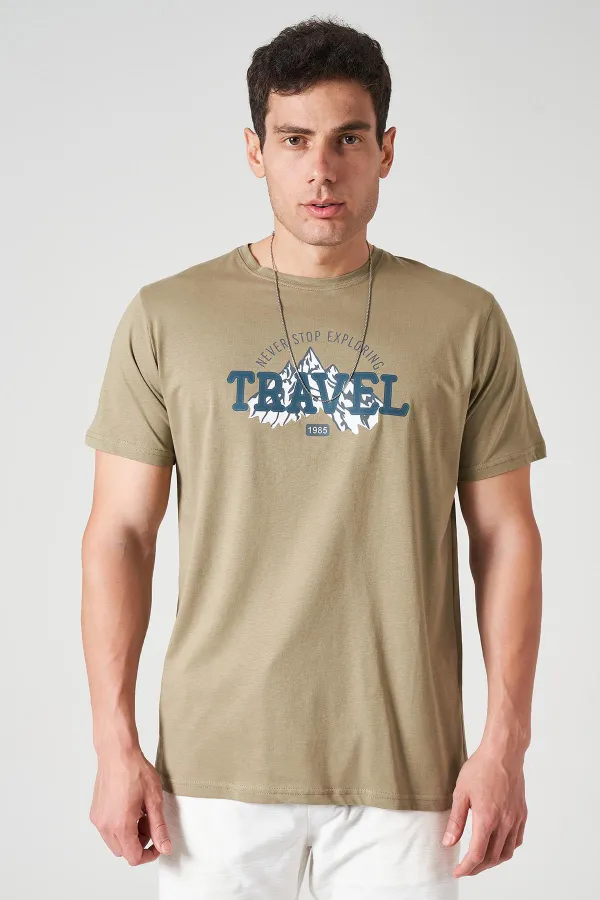 Erkek Olive Bisiklet Yaka TRAVEL Baskı Tişört