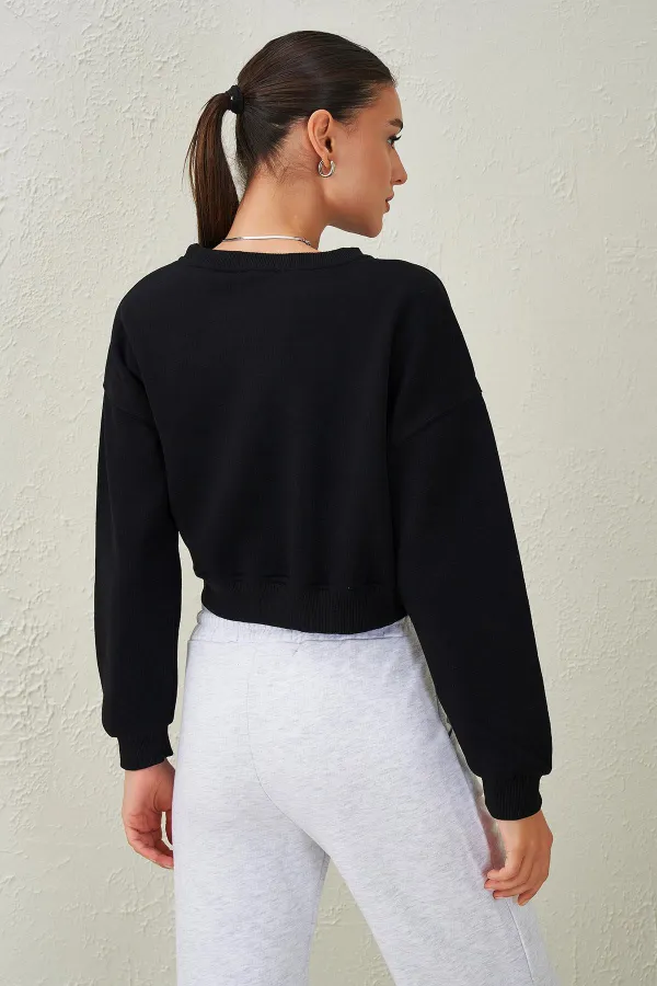 Women's Black Crew Neck Three-Thread Oversize Crop Sweatshirt