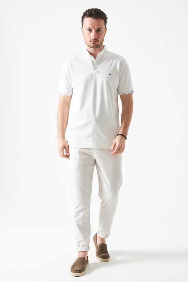 T-shirt blanc pour homme avec col boutonné et détails rayés