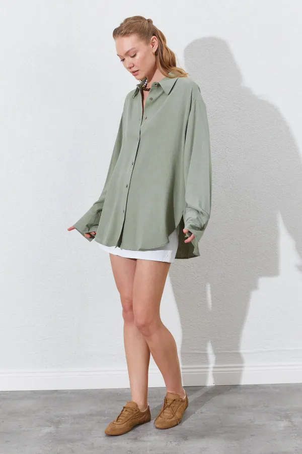 Chemise en lin kaki oversize pour femme