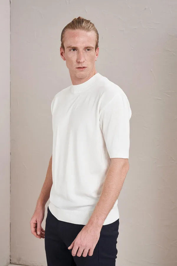 Erkek Ekru Dik Yaka Etek Ucu Ve Kolları Ribanalı Triko Tişört