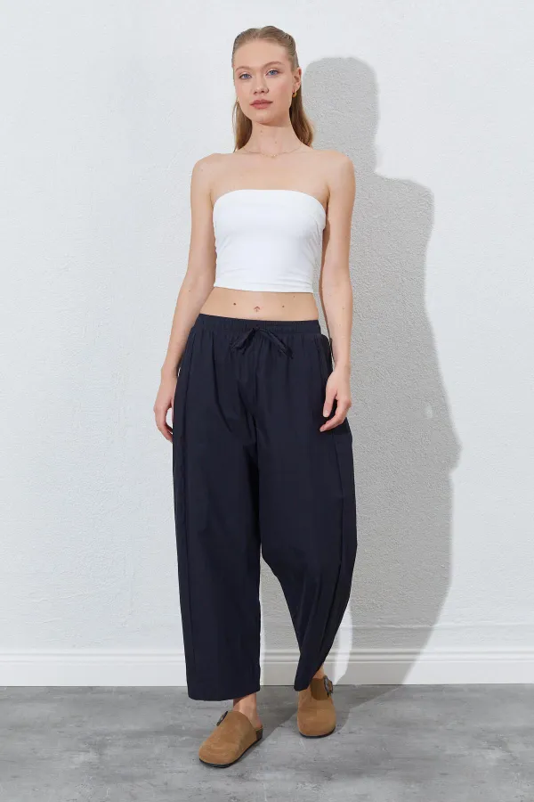 Kadın Siyah Beli Lastikli Gizli Cep Detaylı Salaş Kesim Pantolon