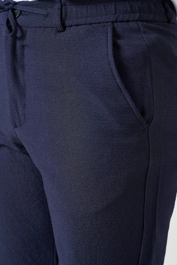 Short bleu marine pour homme, taille semi-élastiquée et finitions dorées