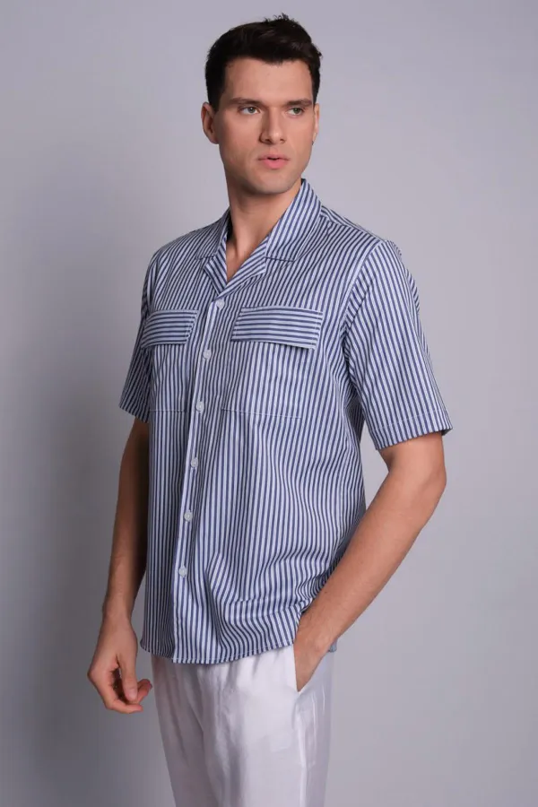 Chemise rayée bleu marine à manches courtes pour homme avec poches à rabat