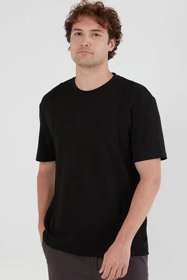 T-shirt noir à col rond en modal pour homme avec surpiqûres sur le devant