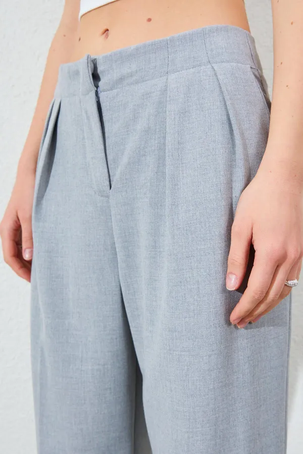 Kadın Gri Kemersiz Önü Çift Pileli Poliviskon Pantolon