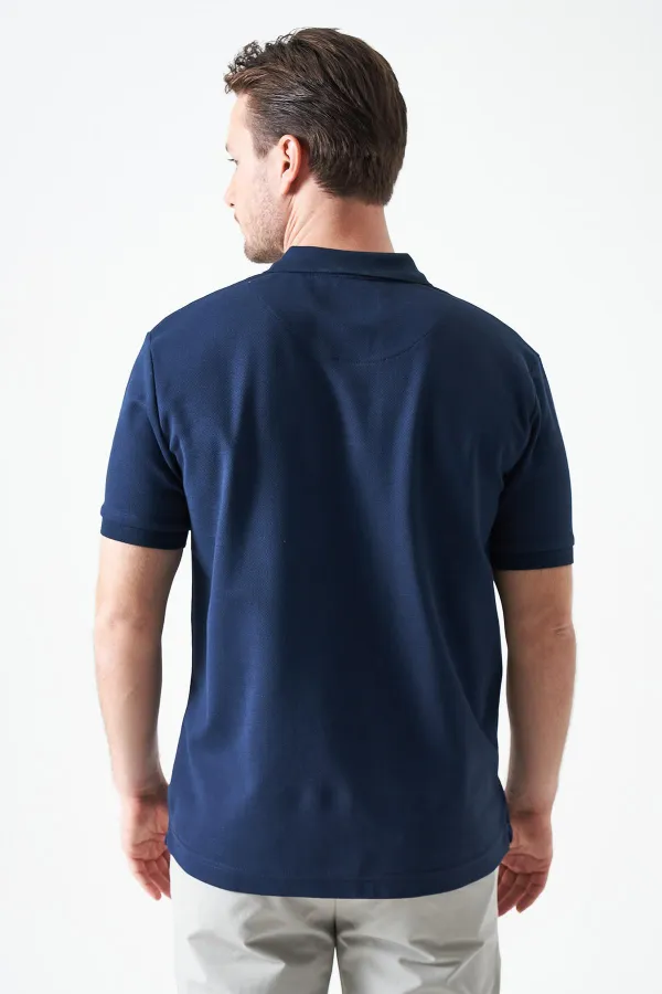 T-shirt homme bleu marine à col montant, coupe basique, fente et deux boutons