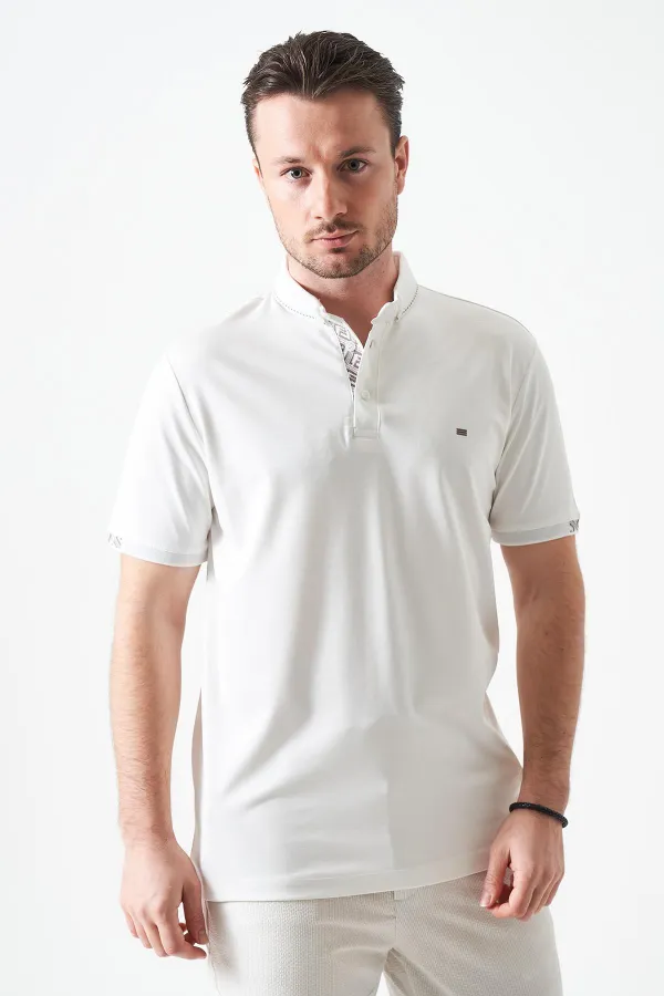 T-shirt blanc pour homme avec col boutonné et détails rayés