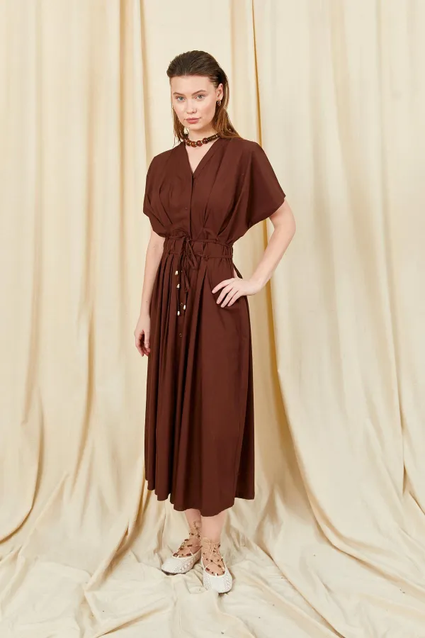 Robe en popeline à manches basses et détails plissés, boutonnée sur le devant, couleur café, modèle 199.