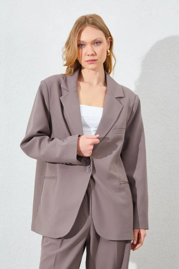 Blazer pour femme en vison à quatre boutons et poches passepoilées