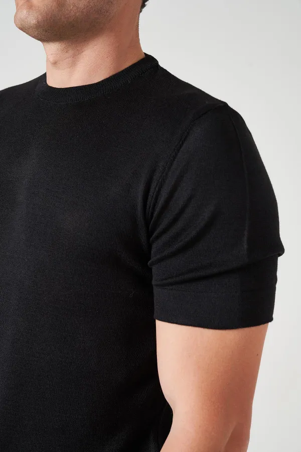 Erkek Siyah Bisiklet Yaka Etek Yırtmaçlı Triko Tişört