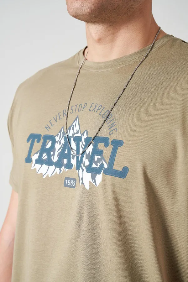 Erkek Olive Bisiklet Yaka TRAVEL Baskı Tişört