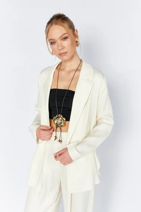 Veste en satin crème et or pour femme, à un seul bouton.