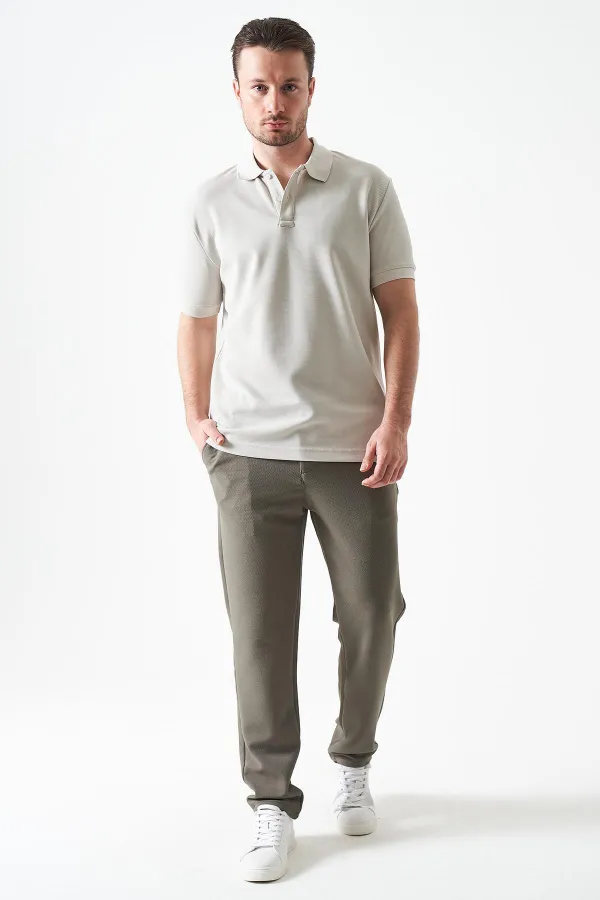 T-shirt à deux boutons pour homme, orné d'un col en pierre et d'une fente en forme de lune.