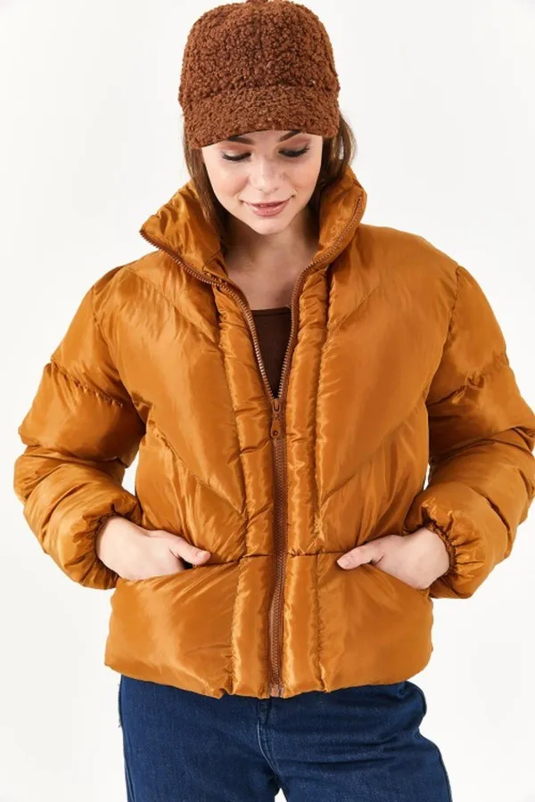 Doudoune oversize beige à col montant et poche cachée pour femme