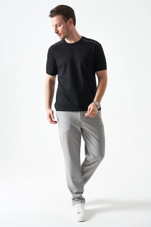 T-shirt noir à col rond pour homme avec détail de large bande sur les épaules