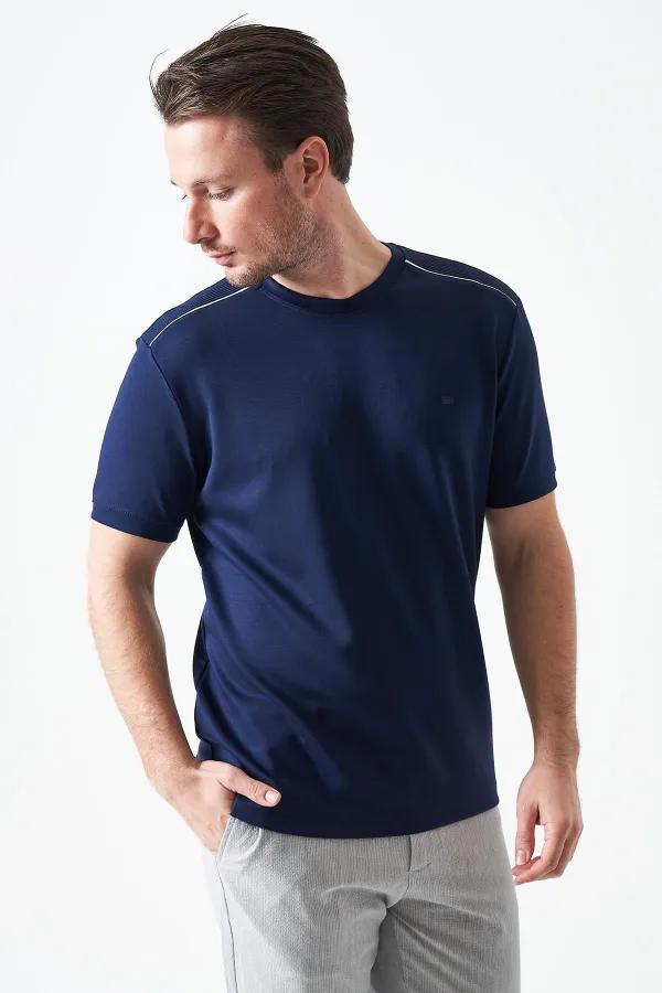 T-shirt bleu marine à col rond pour homme avec détail de large bande sur les épaules