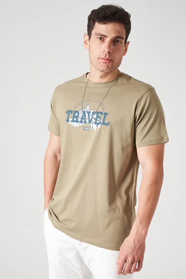 Erkek Olive Bisiklet Yaka TRAVEL Baskı Tişört
