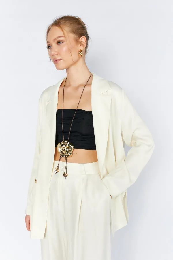 Veste en satin crème et or pour femme, à un seul bouton.