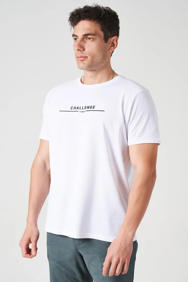 Erkek Beyaz Bisiklet Yaka Enjeksiyon Baskı Challenge Yazılı Tişört