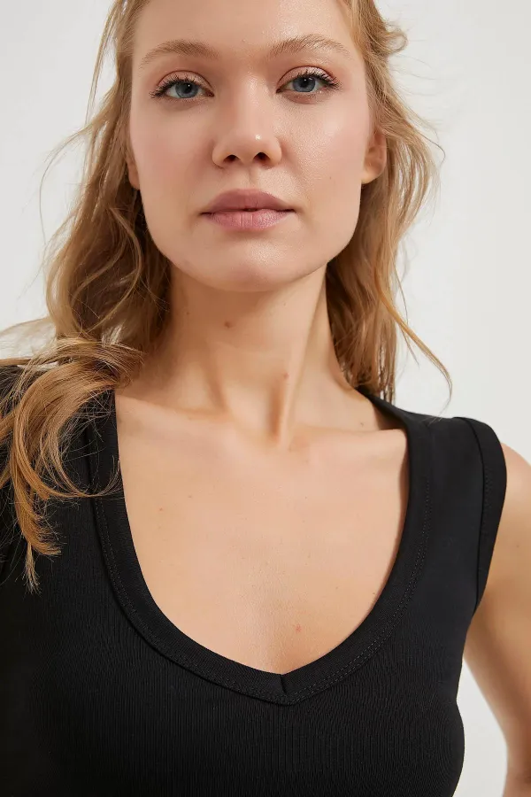 Kadın Siyah V Yaka Kolsuz Licralı Ribana Body