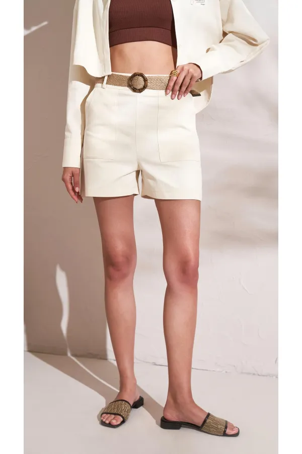 Kadın Naturel Beli Kemerli Balık Sırtı Gabardin Kumaş Şort