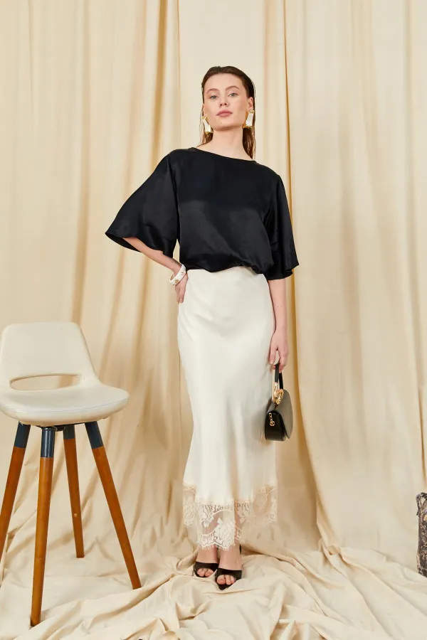 Jupe longue en satin blanc cassé pour femme, modèle 238, avec ourlet en dentelle