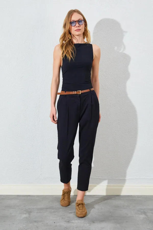 Kadın Siyah Yan Cepli Havuç Paça Deri Kemerli Gabardin Pantolon