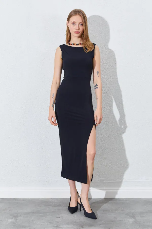 Kadın Siyah Ön Yırtmaçlı Arkası V Detaylı Askılı Elbise