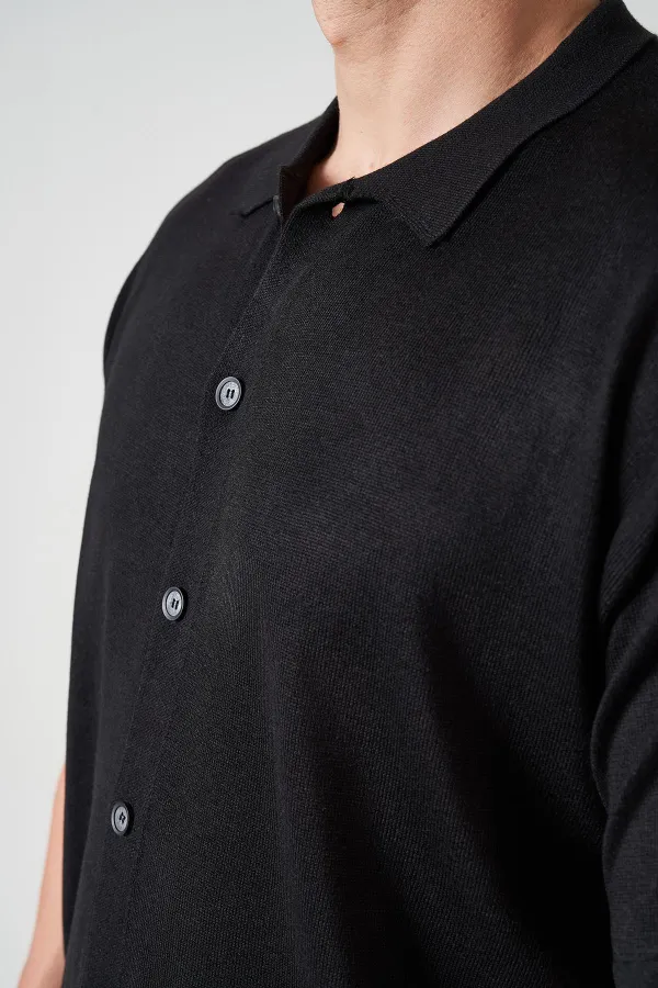 Chemise en maille de coton noire à manches courtes pour homme
