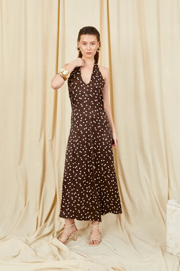 Robe longue en satin à pois et col halter pour femme, modèle 5703, couleur café.