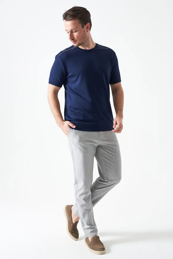 T-shirt bleu marine à col rond pour homme avec détail de large bande sur les épaules