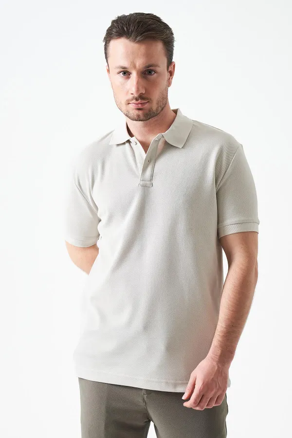 T-shirt à deux boutons pour homme, orné d'un col en pierre et d'une fente en forme de lune.