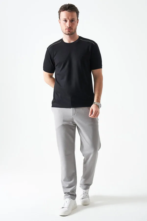 T-shirt noir à col rond pour homme avec détail de large bande sur les épaules