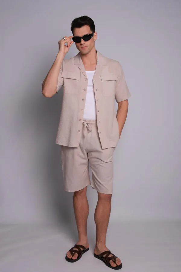Chemise beige pour homme à manches courtes, col Apaj, poches à rabat et motif en relief