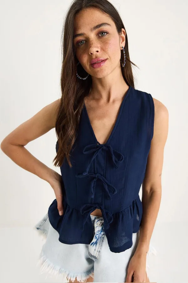Kadın Lacivert Önü Bağlamalı Kolsuz Eteği Fırfırlı Muslin Bluz