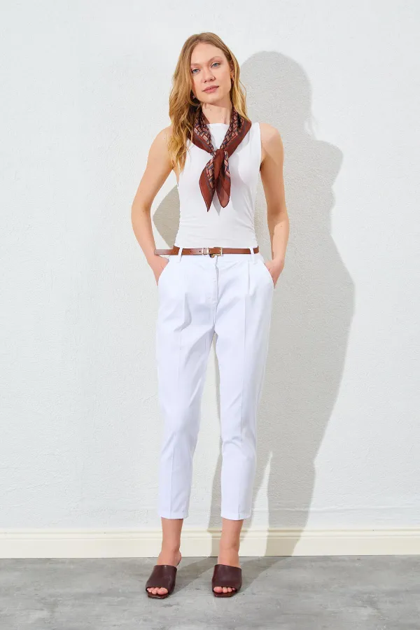 Kadın Beyaz Yan Cepli Havuç Paça Deri Kemerli Gabardin Pantolon