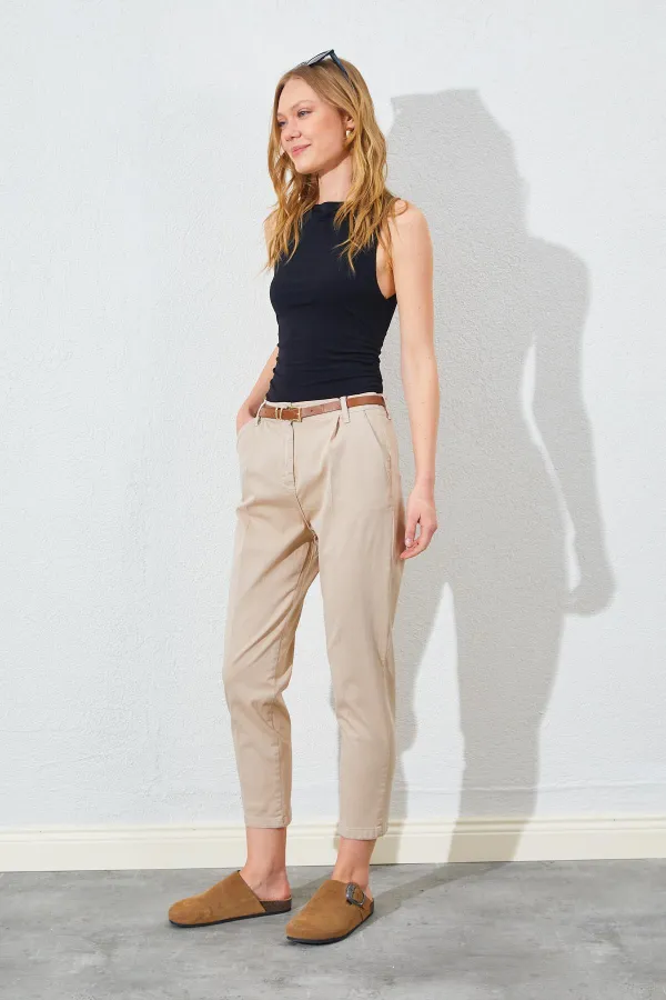 Kadın Taş Yan Cepli Havuç Paça Deri Kemerli Gabardin Pantolon