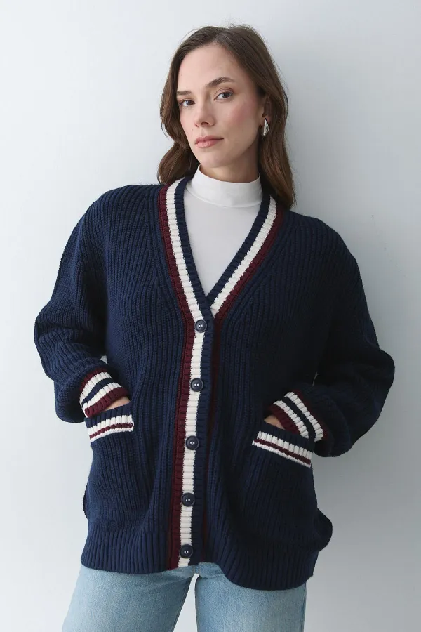 Gilet cardigan bleu marine et bordeaux pour femme, avec poches, col et manches de couleur.