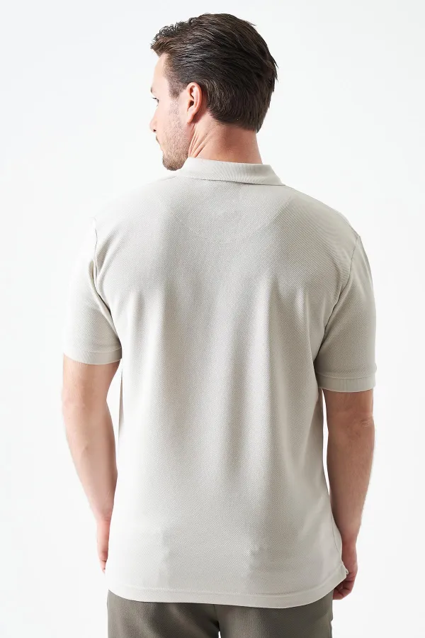 T-shirt à deux boutons pour homme, orné d'un col en pierre et d'une fente en forme de lune.