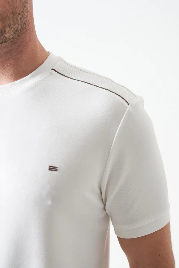 T-shirt blanc à col rond pour homme avec détail de large bande sur les épaules