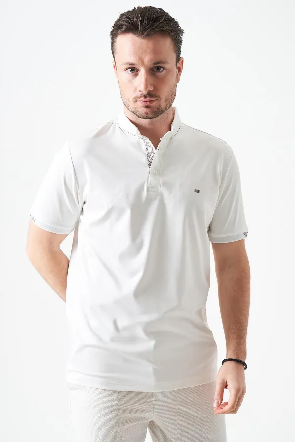 T-shirt blanc pour homme avec col boutonné et détails rayés