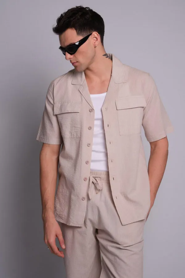 Chemise beige pour homme à manches courtes, col Apaj, poches à rabat et motif en relief