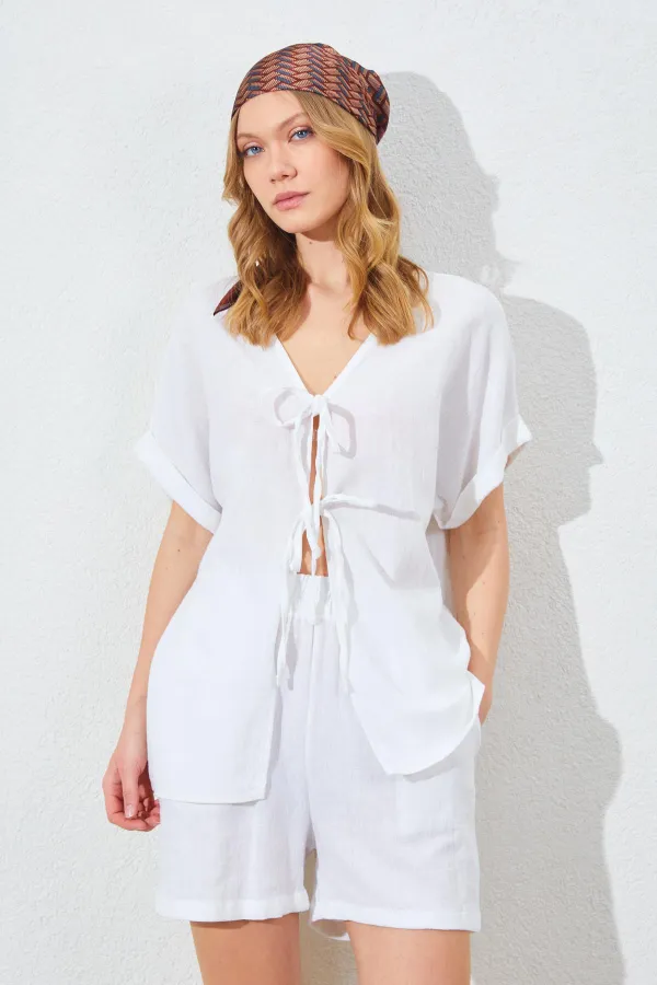 Kadın Ekru Düşük Kol Bağlamalı Bluzlu Şortlu Keten Takım