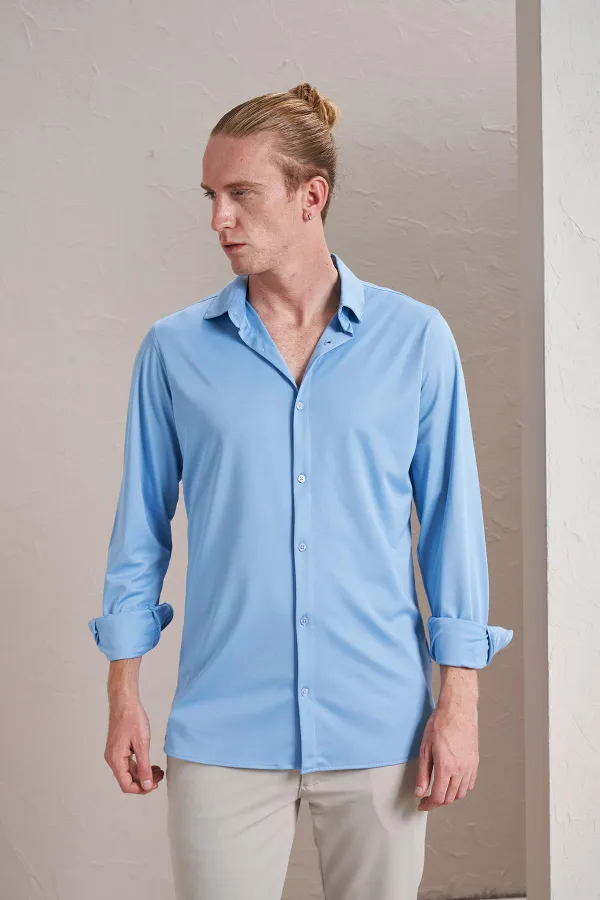 Chemise Kagi bleue à manches longues pour homme, coupe ajustée, en coton mercerisé.