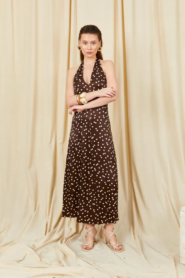 Robe longue en satin à pois et col halter pour femme, modèle 5703, couleur café.