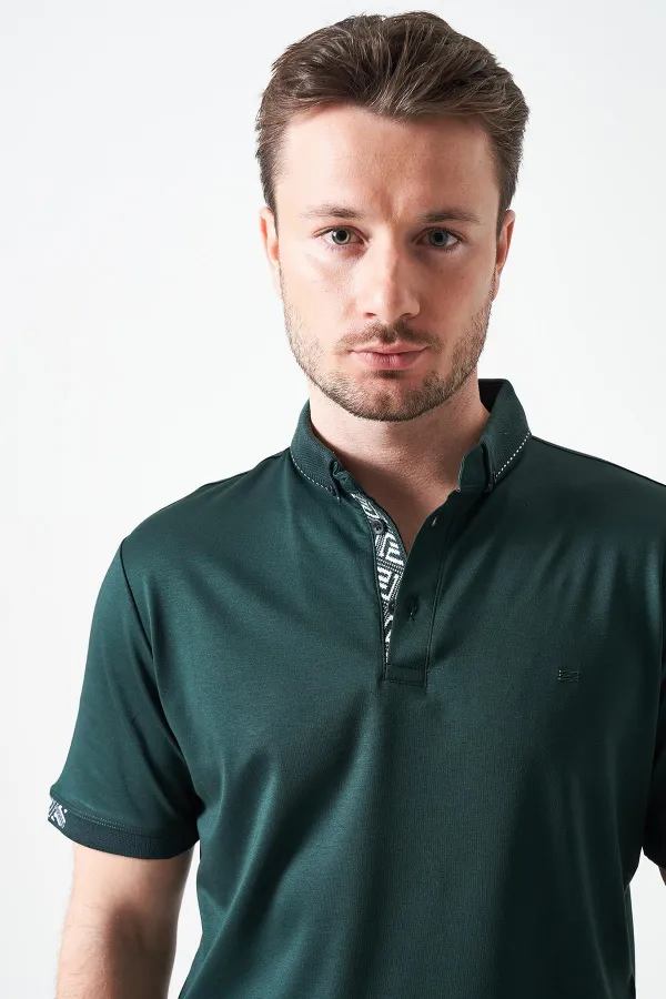 T-shirt à rayures pour homme, vert olive, col boutonné, à motifs.