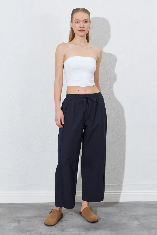 Kadın Siyah Beli Lastikli Gizli Cep Detaylı Salaş Kesim Pantolon