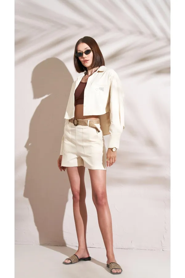 Kadın Naturel Beli Kemerli Balık Sırtı Gabardin Kumaş Şort